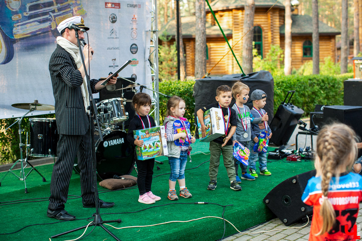 7 сентября в экоотеле “ВеЛес” прошел 4-й фестиваль “Ретро Гараж”. На этот раз его участниками стали 86 транспортных средств