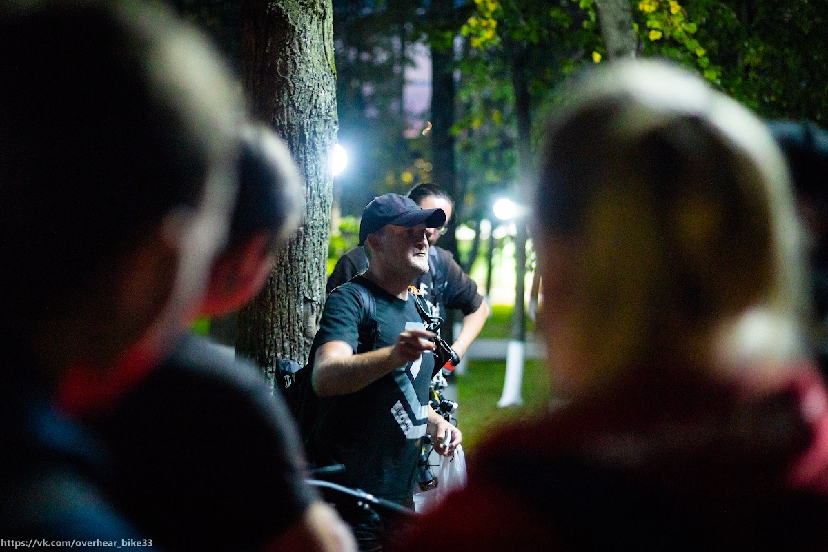 Пока одни бегали днем, другие ездили ночью. Речь идет об участниках ночной велопрогулки, которая прошла во Владимире в минувшие выходные. Желающих покататься при свете фонарей оказалось немало - около сорока человек