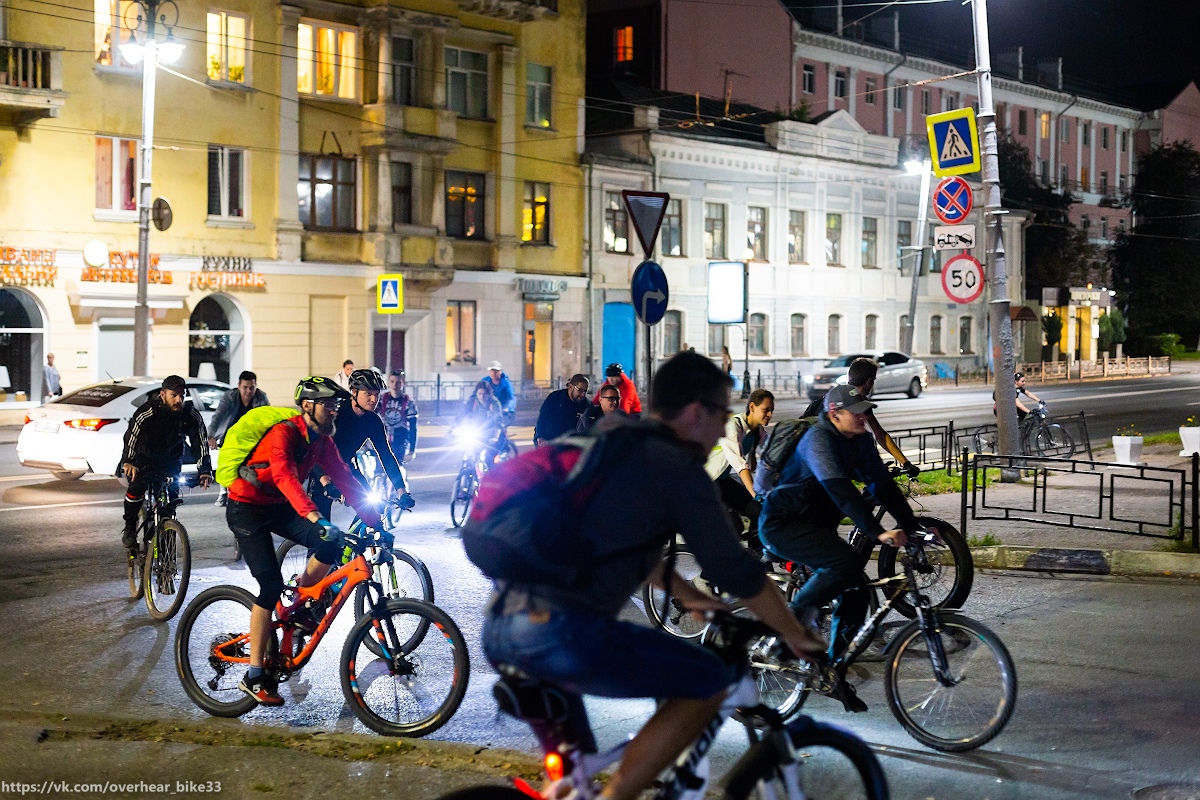 Пока одни бегали днем, другие ездили ночью. Речь идет об участниках ночной велопрогулки, которая прошла во Владимире в минувшие выходные. Желающих покататься при свете фонарей оказалось немало - около сорока человек