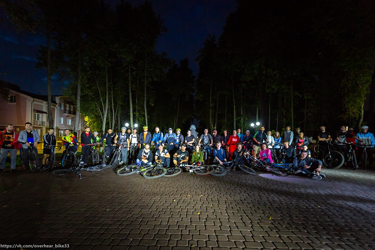 Пока одни бегали днем, другие ездили ночью. Речь идет об участниках ночной велопрогулки, которая прошла во Владимире в минувшие выходные. Желающих покататься при свете фонарей оказалось немало - около сорока человек