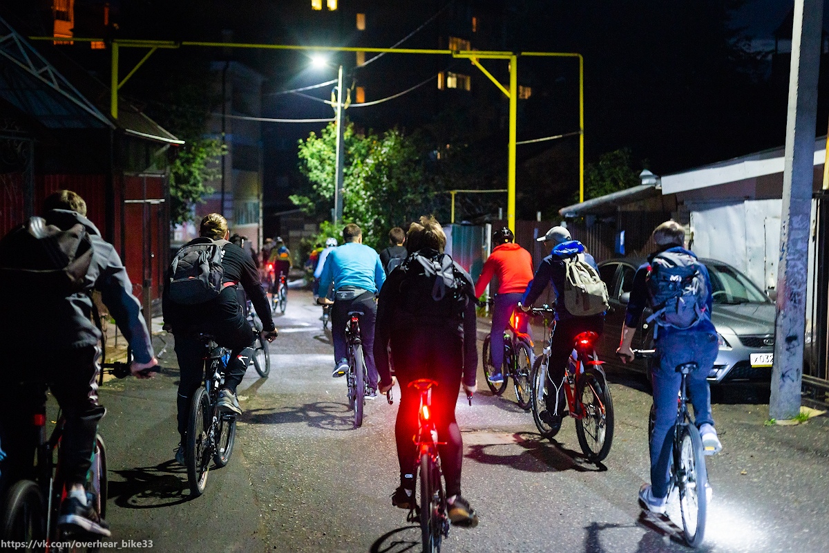 Пока одни бегали днем, другие ездили ночью. Речь идет об участниках ночной велопрогулки, которая прошла во Владимире в минувшие выходные. Желающих покататься при свете фонарей оказалось немало - около сорока человек