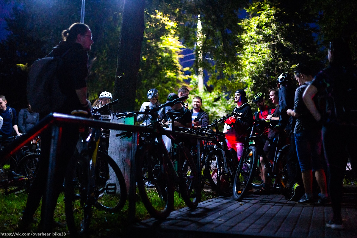 Пока одни бегали днем, другие ездили ночью. Речь идет об участниках ночной велопрогулки, которая прошла во Владимире в минувшие выходные. Желающих покататься при свете фонарей оказалось немало - около сорока человек