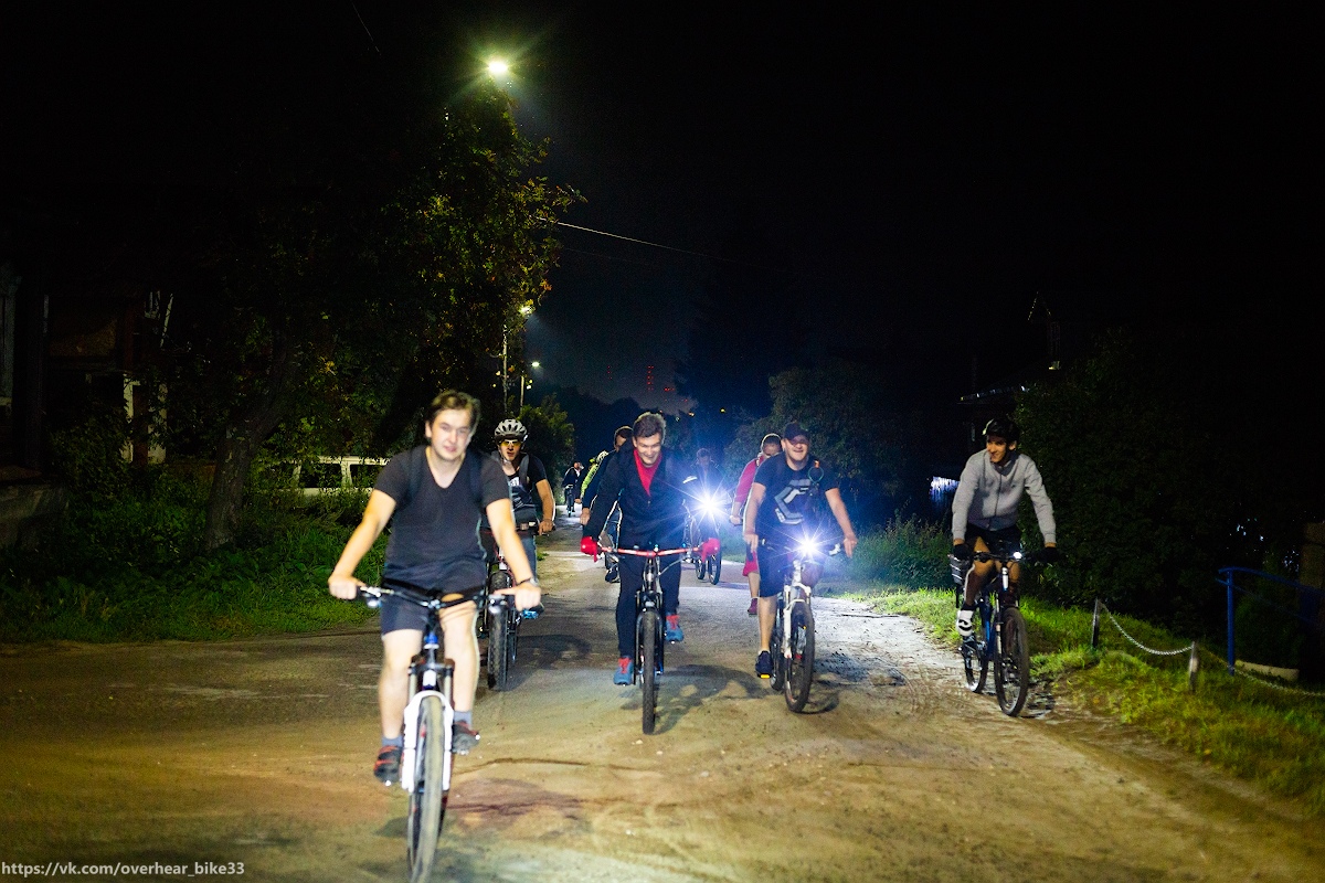 Пока одни бегали днем, другие ездили ночью. Речь идет об участниках ночной велопрогулки, которая прошла во Владимире в минувшие выходные. Желающих покататься при свете фонарей оказалось немало - около сорока человек