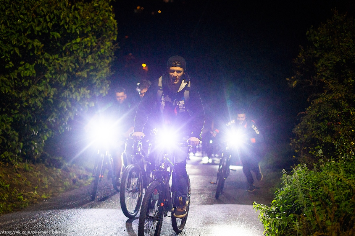 Пока одни бегали днем, другие ездили ночью. Речь идет об участниках ночной велопрогулки, которая прошла во Владимире в минувшие выходные. Желающих покататься при свете фонарей оказалось немало - около сорока человек