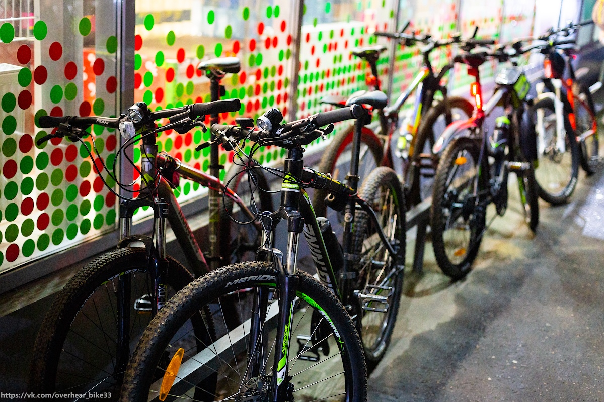 Пока одни бегали днем, другие ездили ночью. Речь идет об участниках ночной велопрогулки, которая прошла во Владимире в минувшие выходные. Желающих покататься при свете фонарей оказалось немало - около сорока человек