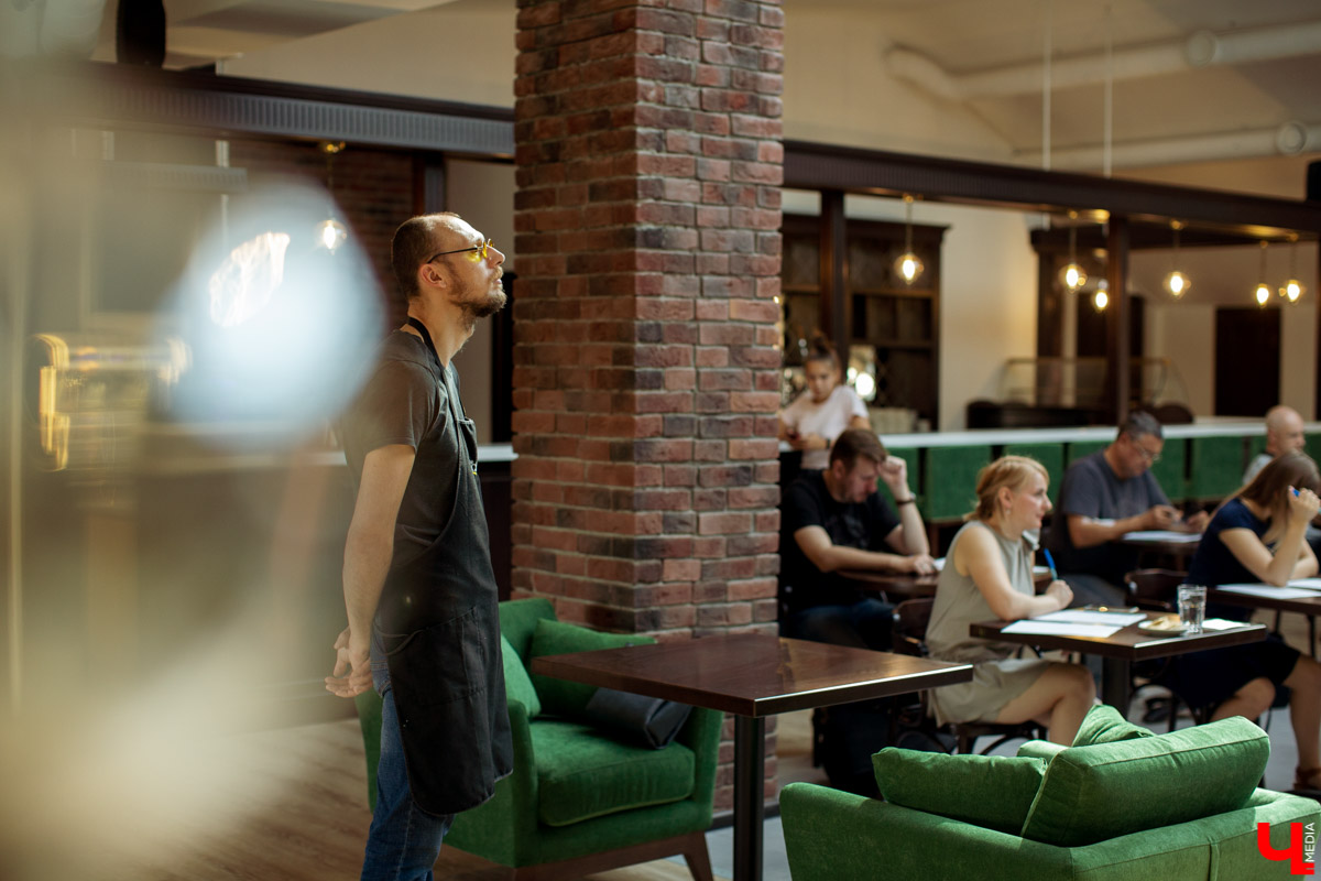 В недавно открывшемся баре «Plan B» прошла первая профессиональная дегустация кофе. Мы не смогли пропустить такое событие, поэтому делимся фотографиями и подробностями