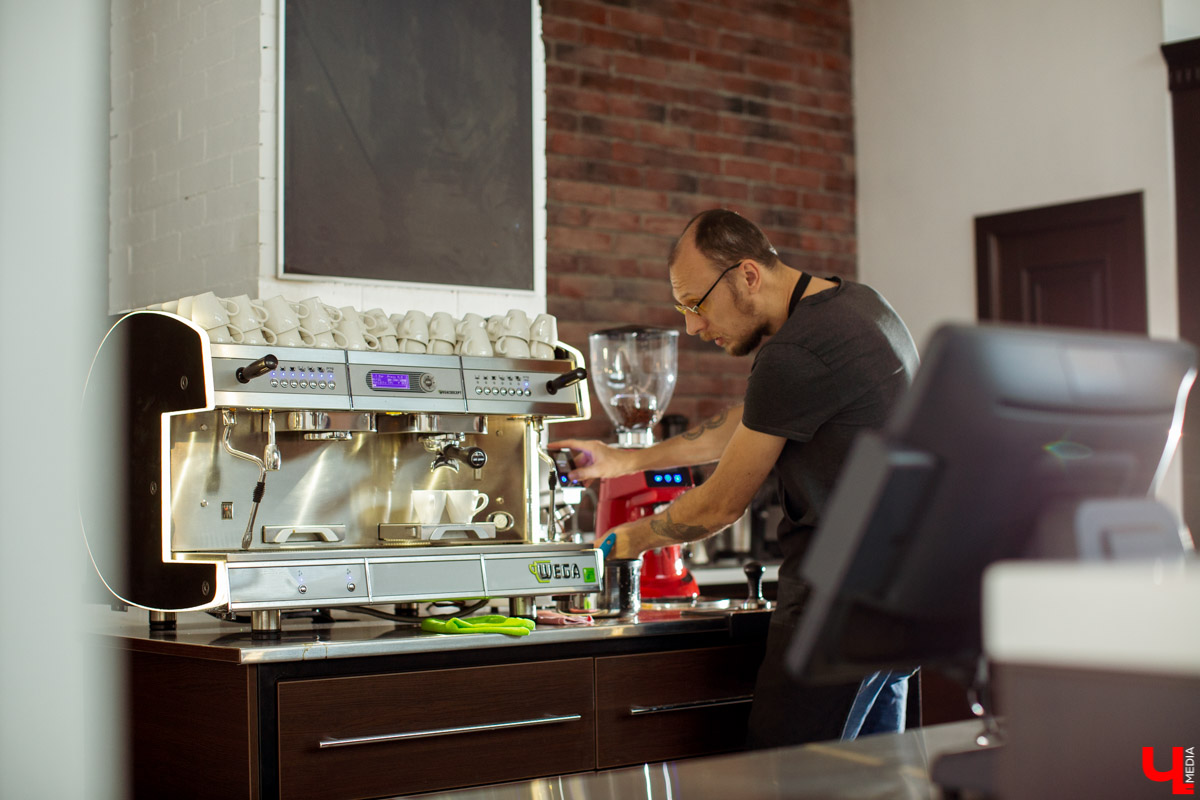 В недавно открывшемся баре «Plan B» прошла первая профессиональная дегустация кофе. Мы не смогли пропустить такое событие, поэтому делимся фотографиями и подробностями