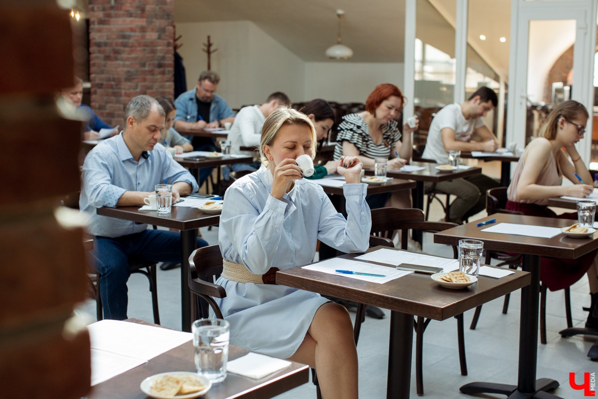 В недавно открывшемся баре «Plan B» прошла первая профессиональная дегустация кофе. Мы не смогли пропустить такое событие, поэтому делимся фотографиями и подробностями