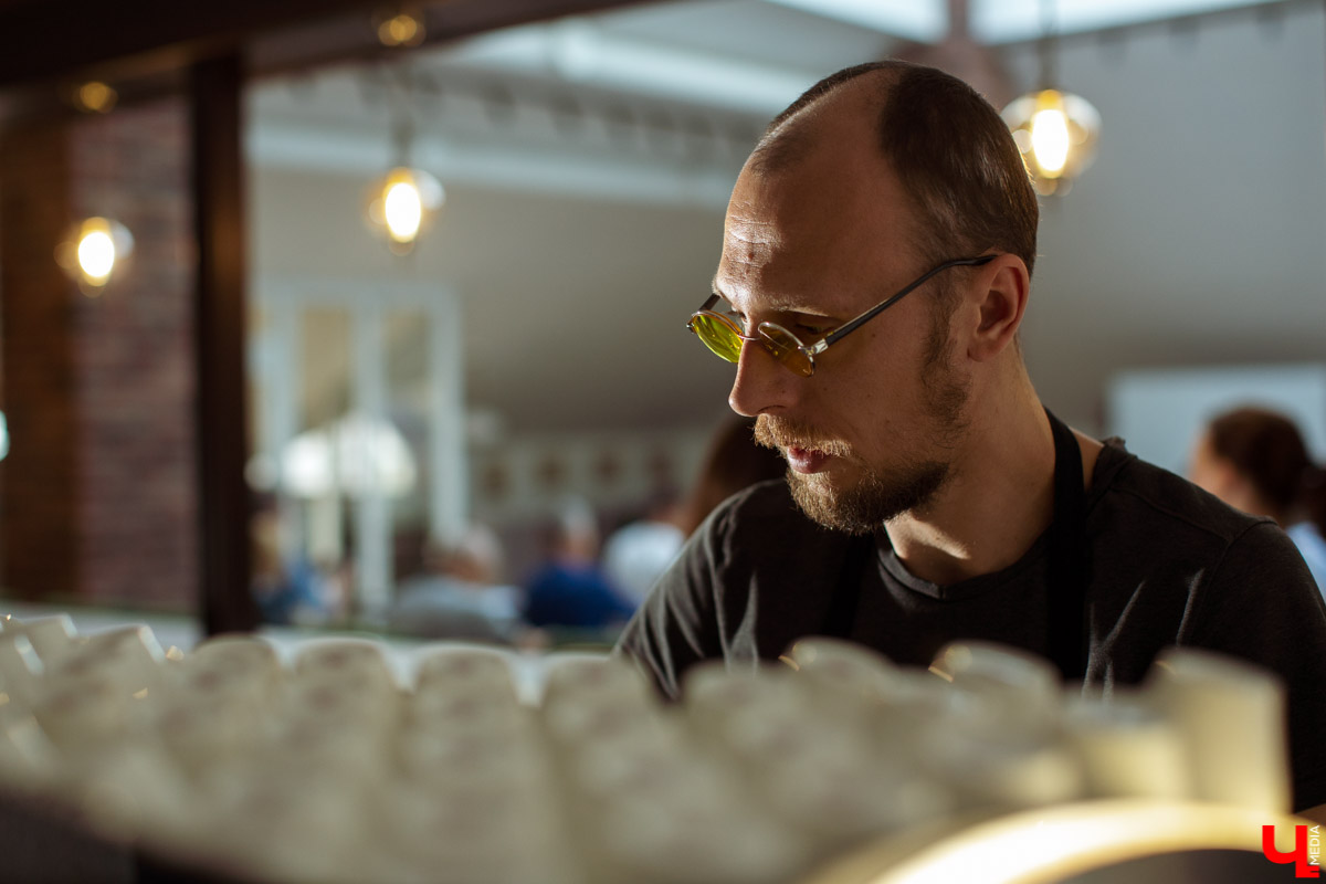 В недавно открывшемся баре «Plan B» прошла первая профессиональная дегустация кофе. Мы не смогли пропустить такое событие, поэтому делимся фотографиями и подробностями