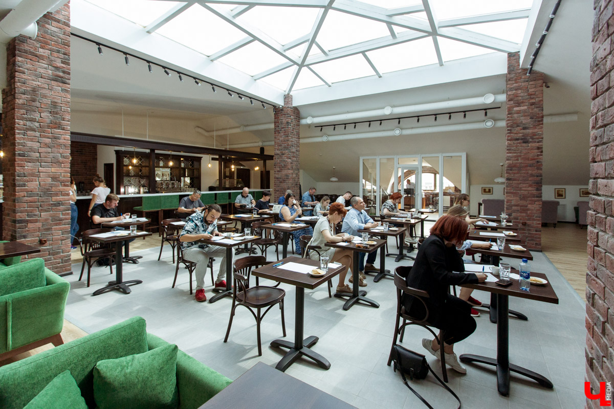 В недавно открывшемся баре «Plan B» прошла первая профессиональная дегустация кофе. Мы не смогли пропустить такое событие, поэтому делимся фотографиями и подробностями