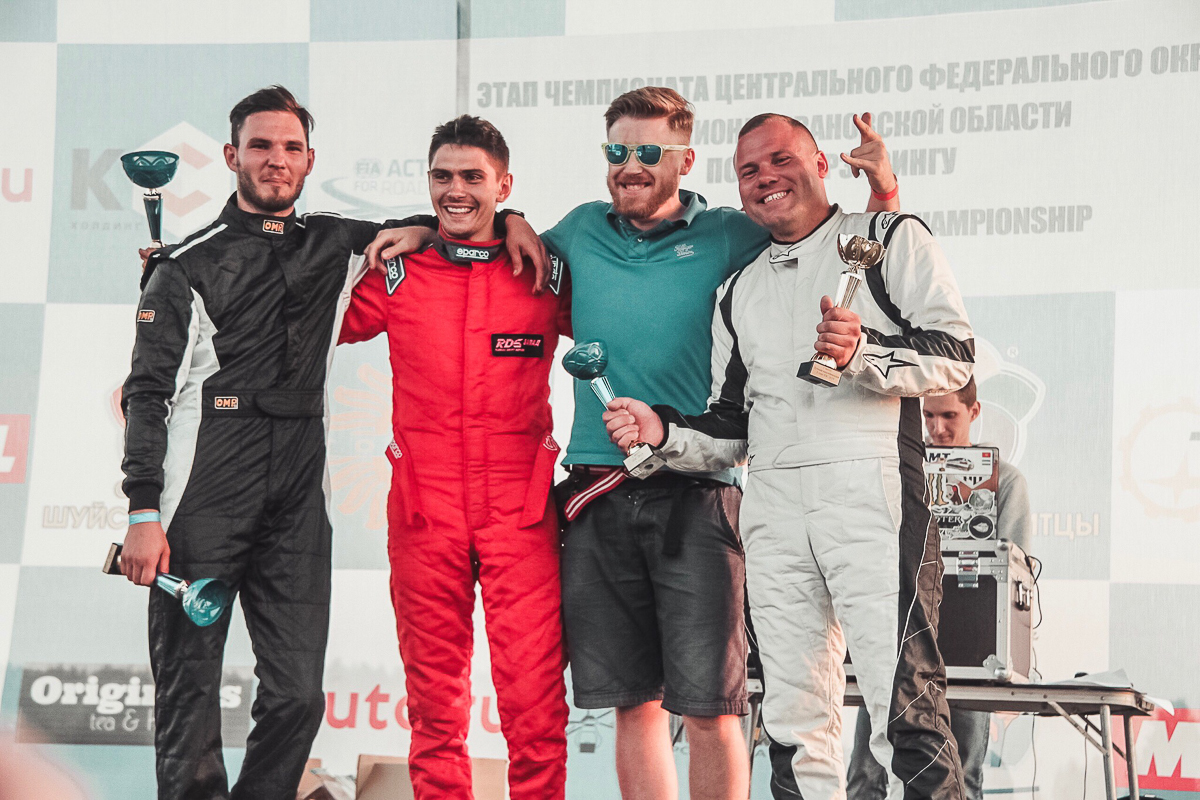 В минувшие выходные в Ивановской области прошел межрегиональный автоспортивный фестиваль «Drag & Drift Battle» и заключительный этап соревнований по дрифту. Владимирский гонщик — Сергей Иванов стал первым по итогам сезона. Домой он привез очередной золотой кубок