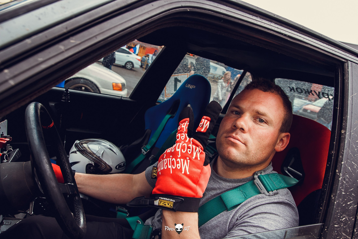 В минувшие выходные в Ивановской области прошел межрегиональный автоспортивный фестиваль «Drag & Drift Battle» и заключительный этап соревнований по дрифту. Владимирский гонщик — Сергей Иванов стал первым по итогам сезона. Домой он привез очередной золотой кубок