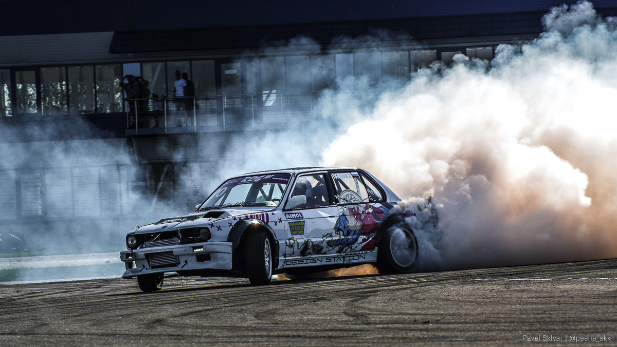 В минувшие выходные в Ивановской области прошел межрегиональный автоспортивный фестиваль «Drag & Drift Battle» и заключительный этап соревнований по дрифту. Владимирский гонщик — Сергей Иванов стал первым по итогам сезона. Домой он привез очередной золотой кубок