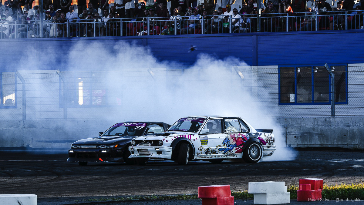 В минувшие выходные в Ивановской области прошел межрегиональный автоспортивный фестиваль «Drag & Drift Battle» и заключительный этап соревнований по дрифту. Владимирский гонщик — Сергей Иванов стал первым по итогам сезона. Домой он привез очередной золотой кубок