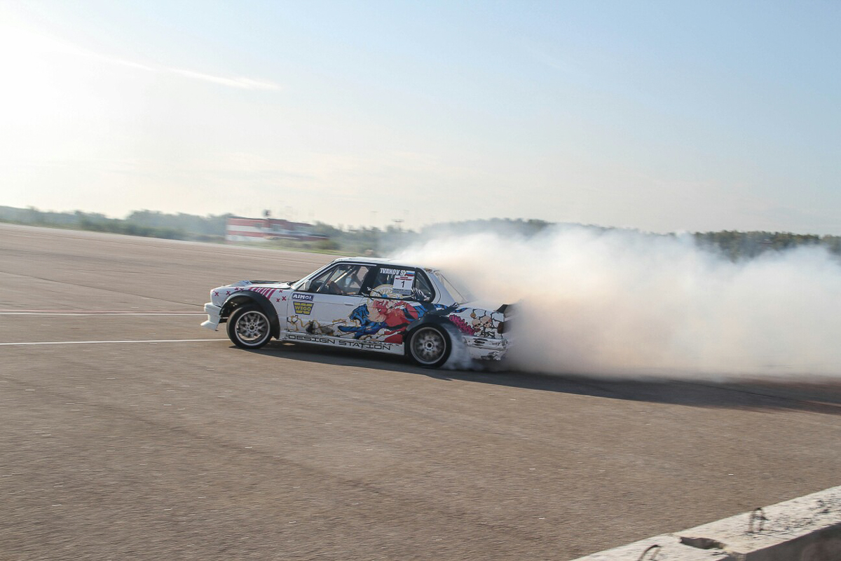 В минувшие выходные в Ивановской области прошел межрегиональный автоспортивный фестиваль «Drag & Drift Battle» и заключительный этап соревнований по дрифту. Владимирский гонщик — Сергей Иванов стал первым по итогам сезона. Домой он привез очередной золотой кубок