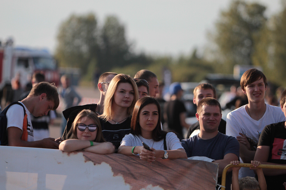 В минувшие выходные в Ивановской области прошел межрегиональный автоспортивный фестиваль «Drag & Drift Battle» и заключительный этап соревнований по дрифту. Владимирский гонщик — Сергей Иванов стал первым по итогам сезона. Домой он привез очередной золотой кубок