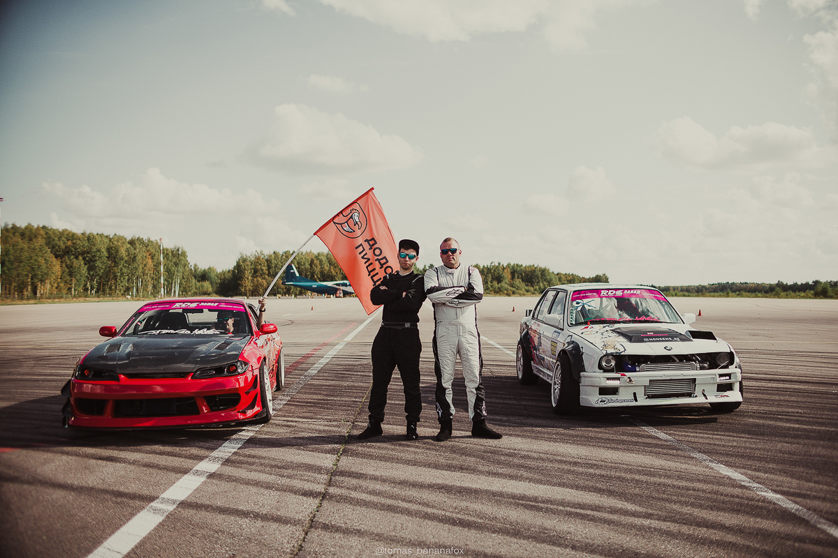 В минувшие выходные в Ивановской области прошел межрегиональный автоспортивный фестиваль «Drag & Drift Battle» и заключительный этап соревнований по дрифту. Владимирский гонщик — Сергей Иванов стал первым по итогам сезона. Домой он привез очередной золотой кубок