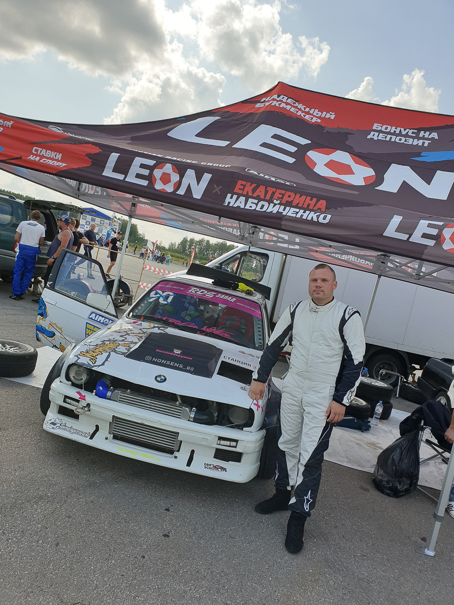 В минувшие выходные в Ивановской области прошел межрегиональный автоспортивный фестиваль «Drag & Drift Battle» и заключительный этап соревнований по дрифту. Владимирский гонщик — Сергей Иванов стал первым по итогам сезона. Домой он привез очередной золотой кубок