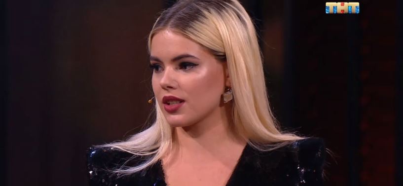 Софья Лобанова произвела фурор на первом выступлении, влюбила в себя Руслана Белого, впечатлила Павла Волю и Екатерину Варнаву, прошла в финал «Comedy Баттл». А недавно шутила на одной сцене со звездами шоу «Comedy Woman», с которым теперь у нее контракт