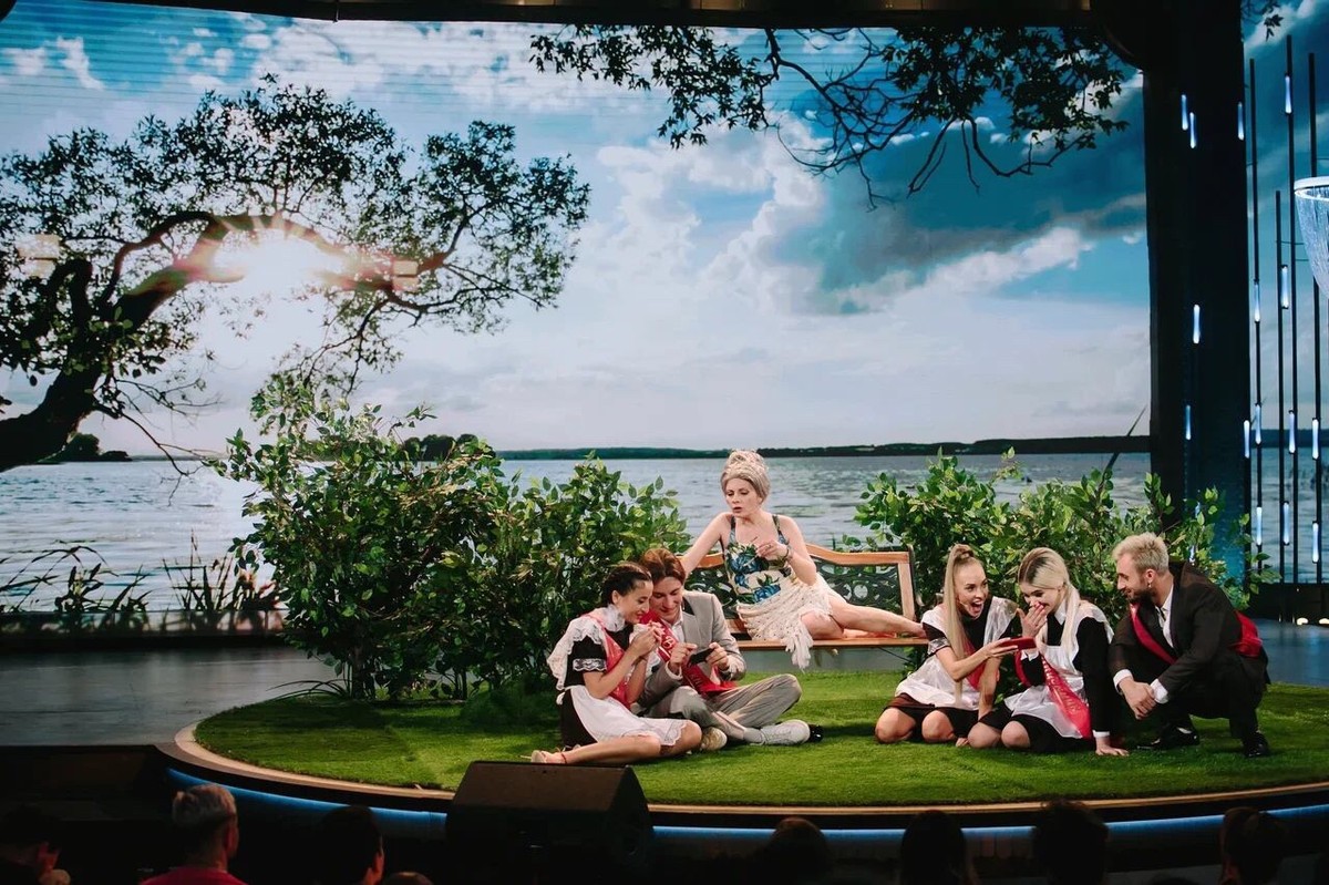 Софья Лобанова произвела фурор на первом выступлении, влюбила в себя Руслана Белого, впечатлила Павла Волю и Екатерину Варнаву, прошла в финал «Comedy Баттл». А недавно шутила на одной сцене со звездами шоу «Comedy Woman», с которым теперь у нее контракт