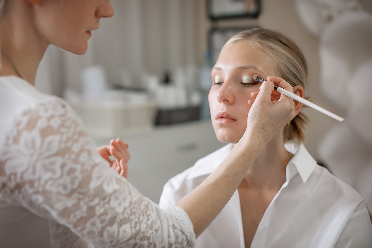 Собираетесь на вечеринку и не знаете, что актуально в этом сезоне? Какие макияж и прическа? Тогда вам точно нужно прочитать этот материал. Владимирские мастера специально для «Ключ-Медиа» преобразили трех девушек