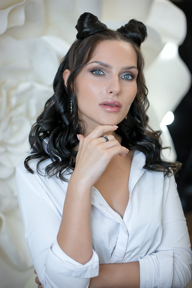 Собираетесь на вечеринку и не знаете, что актуально в этом сезоне? Какие макияж и прическа? Тогда вам точно нужно прочитать этот материал. Владимирские мастера специально для «Ключ-Медиа» преобразили трех девушек