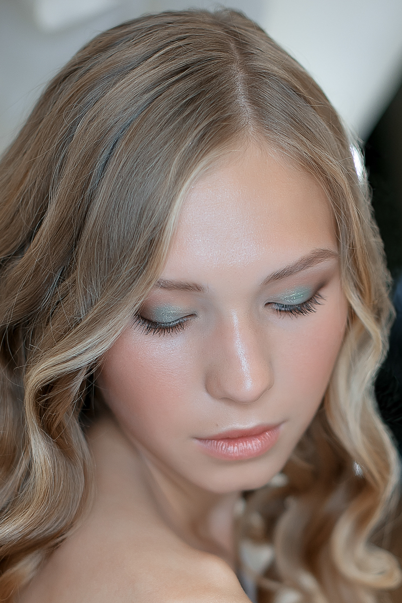 Собираетесь на вечеринку и не знаете, что актуально в этом сезоне? Какие макияж и прическа? Тогда вам точно нужно прочитать этот материал. Владимирские мастера специально для «Ключ-Медиа» преобразили трех девушек