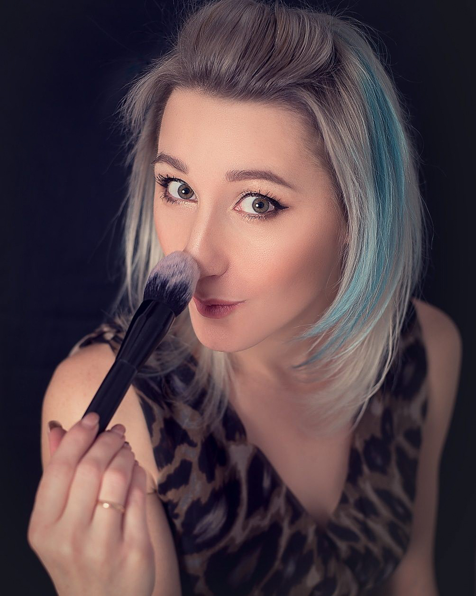 Собираетесь на вечеринку и не знаете, что актуально в этом сезоне? Какие макияж и прическа? Тогда вам точно нужно прочитать этот материал. Владимирские мастера специально для «Ключ-Медиа» преобразили трех девушек