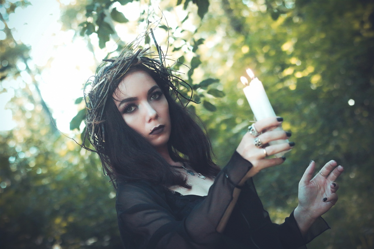 Пятница, 13-е многих суеверных людей пугает. Кто-то объясняет этим какие-то мистические совпадения, кто-то и вовсе считает этот день опасным. Мы решили спросить, что думают о таком «страшном сочетании» девушки Владимира, предпочитающие готический стиль