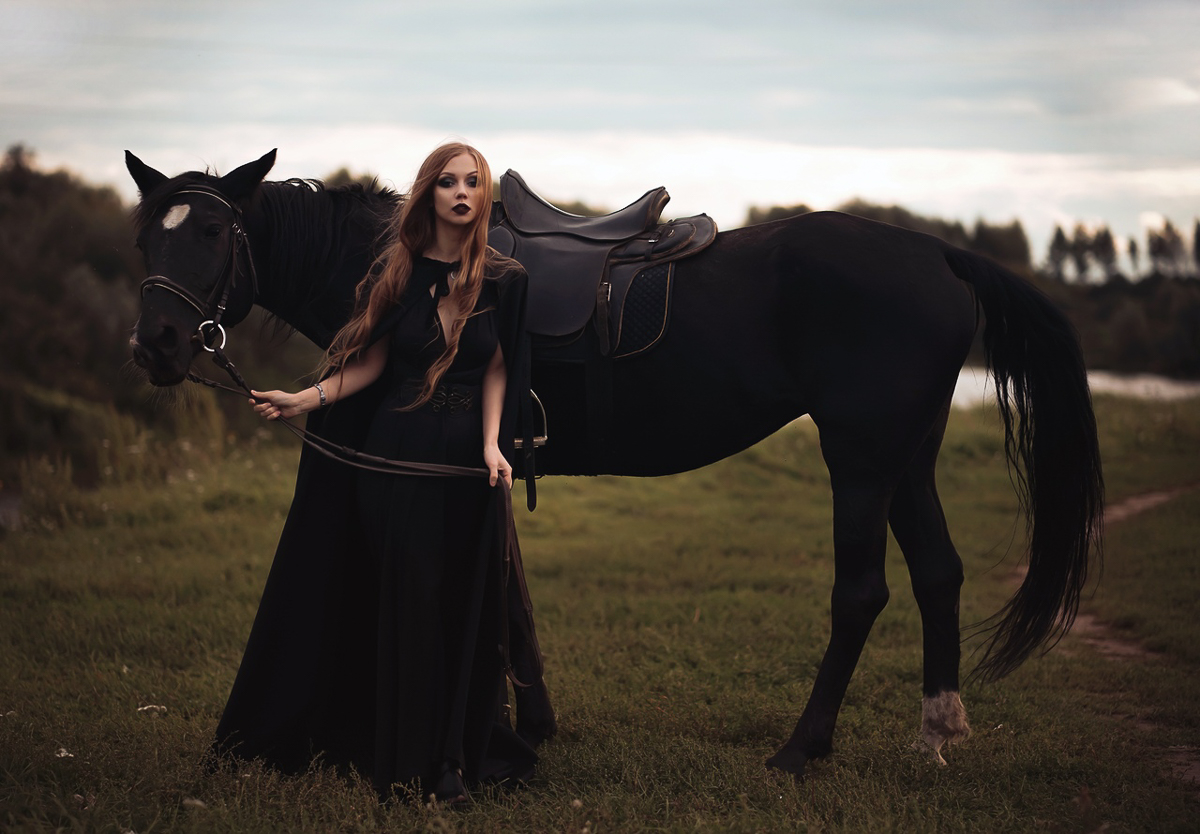 Пятница, 13-е многих суеверных людей пугает. Кто-то объясняет этим какие-то мистические совпадения, кто-то и вовсе считает этот день опасным. Мы решили спросить, что думают о таком «страшном сочетании» девушки Владимира, предпочитающие готический стиль