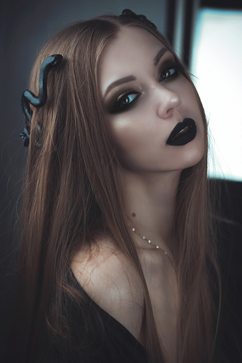 Пятница, 13-е многих суеверных людей пугает. Кто-то объясняет этим какие-то мистические совпадения, кто-то и вовсе считает этот день опасным. Мы решили спросить, что думают о таком «страшном сочетании» девушки Владимира, предпочитающие готический стиль