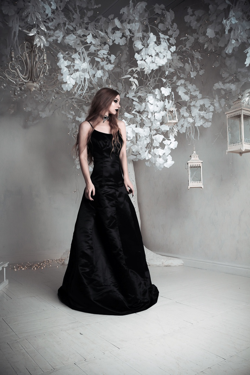 Пятница, 13-е многих суеверных людей пугает. Кто-то объясняет этим какие-то мистические совпадения, кто-то и вовсе считает этот день опасным. Мы решили спросить, что думают о таком «страшном сочетании» девушки Владимира, предпочитающие готический стиль