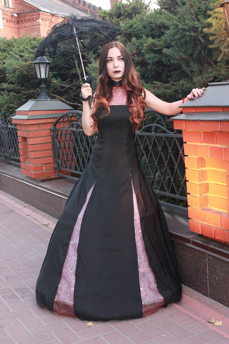 Пятница, 13-е многих суеверных людей пугает. Кто-то объясняет этим какие-то мистические совпадения, кто-то и вовсе считает этот день опасным. Мы решили спросить, что думают о таком «страшном сочетании» девушки Владимира, предпочитающие готический стиль