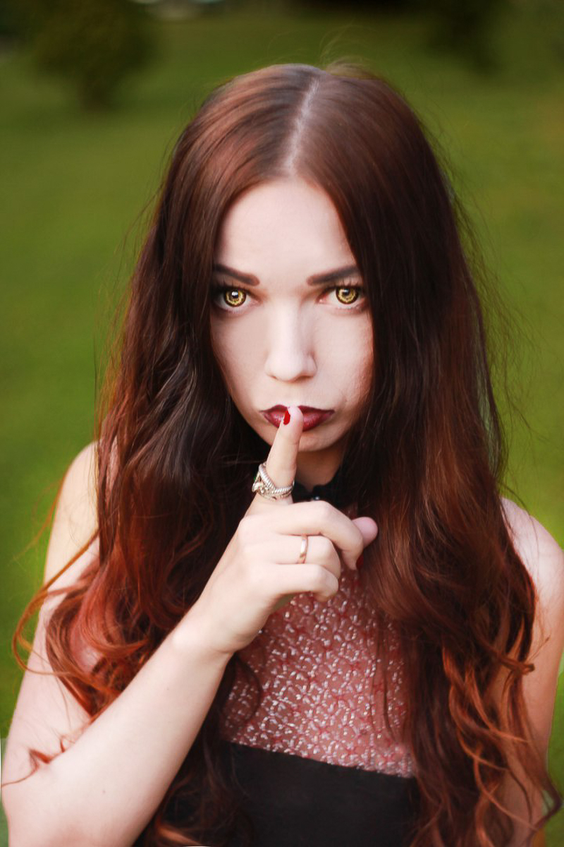 Пятница, 13-е многих суеверных людей пугает. Кто-то объясняет этим какие-то мистические совпадения, кто-то и вовсе считает этот день опасным. Мы решили спросить, что думают о таком «страшном сочетании» девушки Владимира, предпочитающие готический стиль