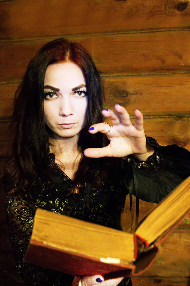 Пятница, 13-е многих суеверных людей пугает. Кто-то объясняет этим какие-то мистические совпадения, кто-то и вовсе считает этот день опасным. Мы решили спросить, что думают о таком «страшном сочетании» девушки Владимира, предпочитающие готический стиль