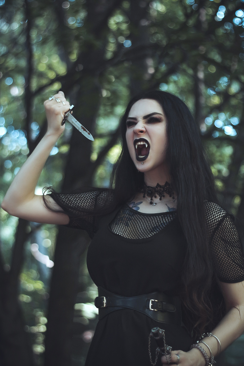 Пятница, 13-е многих суеверных людей пугает. Кто-то объясняет этим какие-то мистические совпадения, кто-то и вовсе считает этот день опасным. Мы решили спросить, что думают о таком «страшном сочетании» девушки Владимира, предпочитающие готический стиль