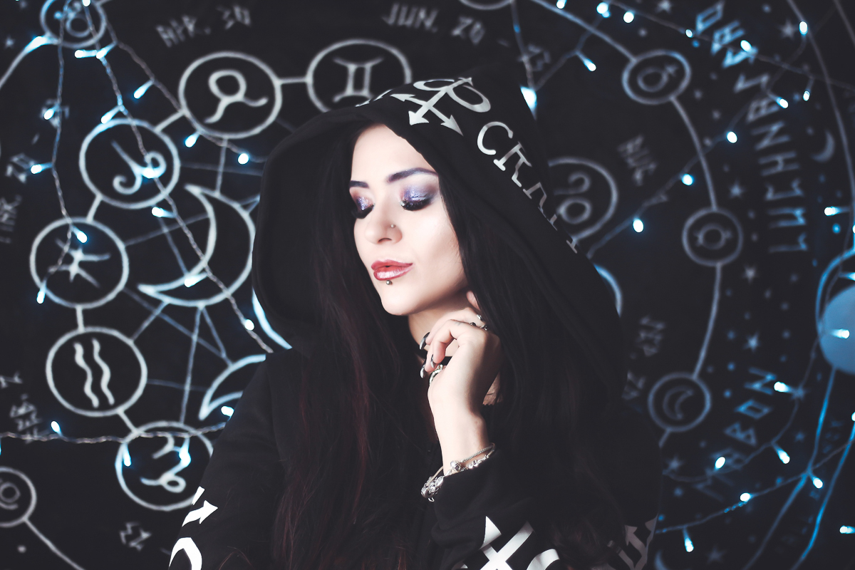 Пятница, 13-е многих суеверных людей пугает. Кто-то объясняет этим какие-то мистические совпадения, кто-то и вовсе считает этот день опасным. Мы решили спросить, что думают о таком «страшном сочетании» девушки Владимира, предпочитающие готический стиль