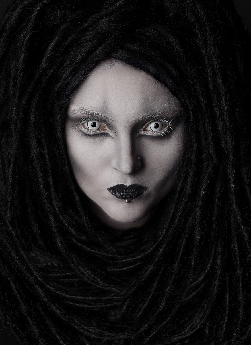 Пятница, 13-е многих суеверных людей пугает. Кто-то объясняет этим какие-то мистические совпадения, кто-то и вовсе считает этот день опасным. Мы решили спросить, что думают о таком «страшном сочетании» девушки Владимира, предпочитающие готический стиль