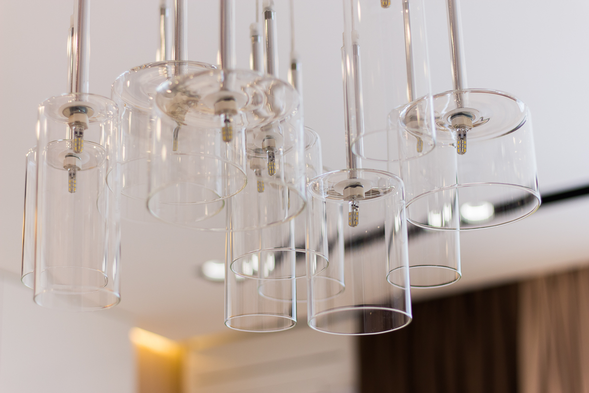 Купив квартиру и приступив к ремонту, молодая семья теряется: а в каком же стиле оформить пространство, чтобы все гармонично смотрелось, но при этом учитывались интересы и вкусы каждого? Специалисты студии дизайна интерьера ML DESIGN STUDIO советуют обратиться к сочетанию стилей