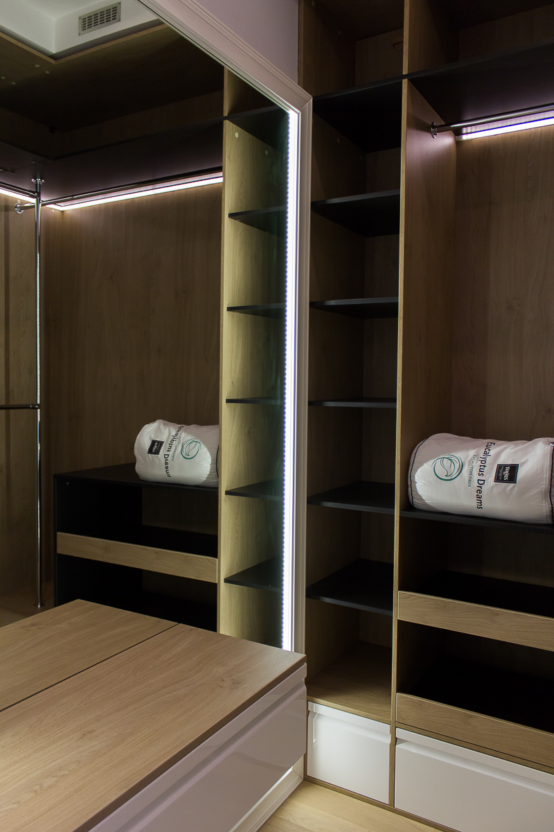 Купив квартиру и приступив к ремонту, молодая семья теряется: а в каком же стиле оформить пространство, чтобы все гармонично смотрелось, но при этом учитывались интересы и вкусы каждого? Специалисты студии дизайна интерьера ML DESIGN STUDIO советуют обратиться к сочетанию стилей