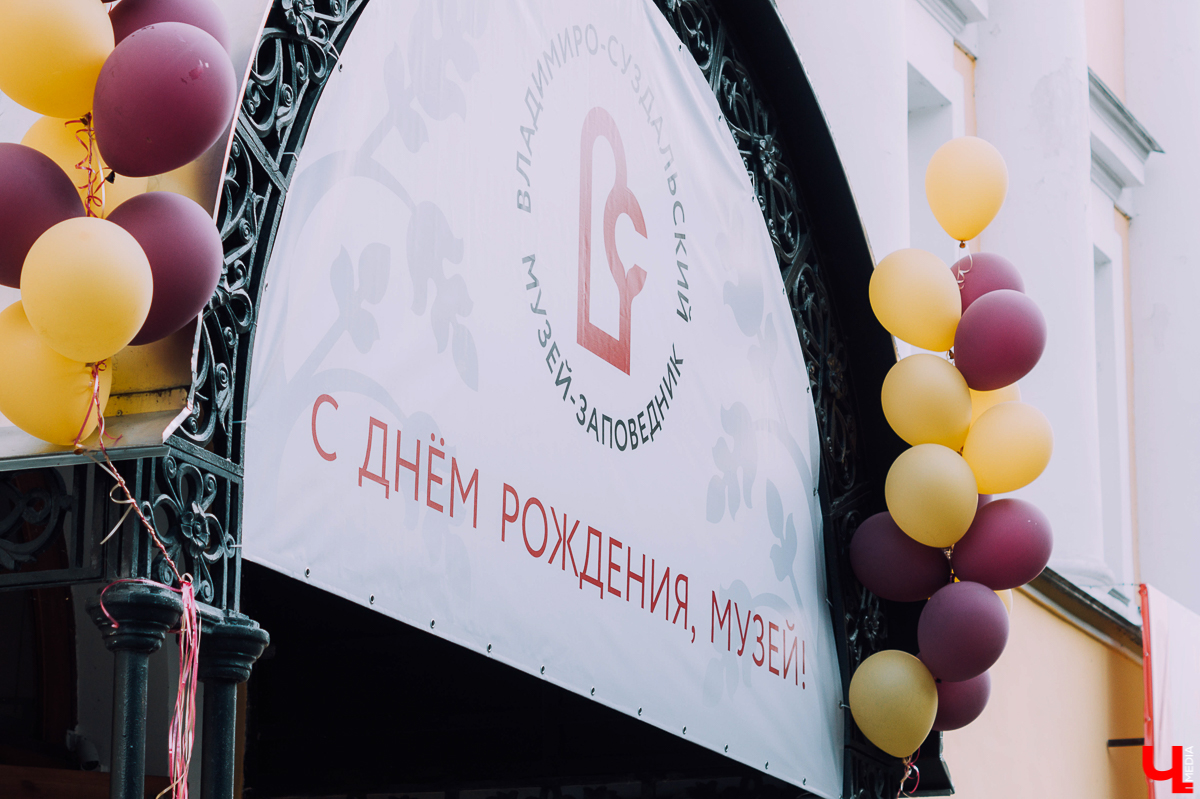 ВСМЗ снова сменил логотип, основываясь на принципе: лаконичность от молодежи, традиции - от предков. Собрав брендбук, работники занялись и преображением сайта