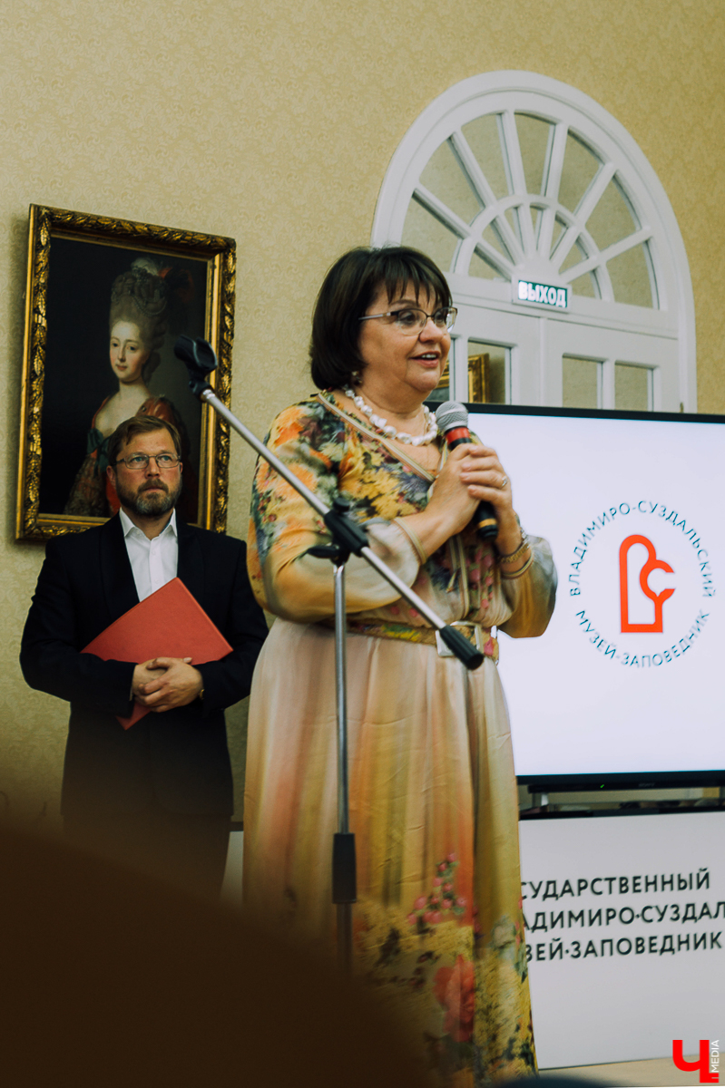 ВСМЗ снова сменил логотип, основываясь на принципе: лаконичность от молодежи, традиции - от предков. Собрав брендбук, работники занялись и преображением сайта