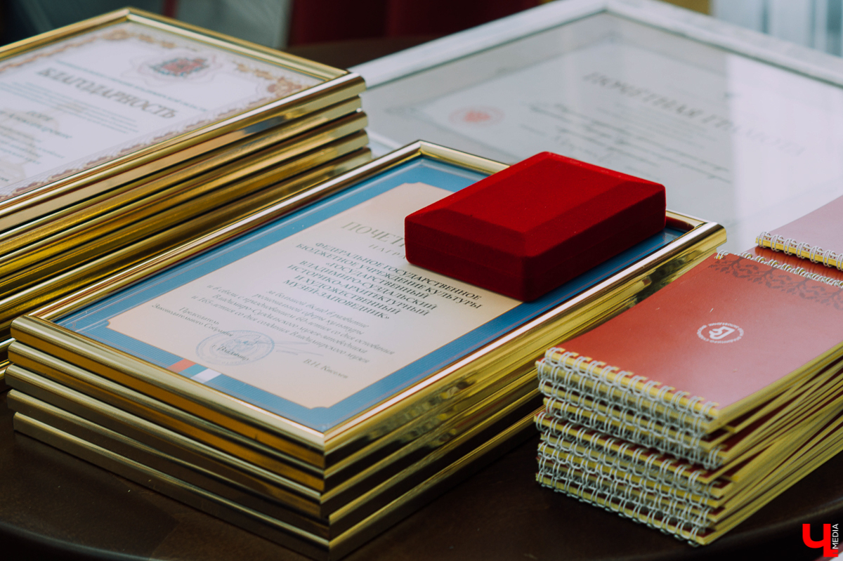 ВСМЗ снова сменил логотип, основываясь на принципе: лаконичность от молодежи, традиции - от предков. Собрав брендбук, работники занялись и преображением сайта