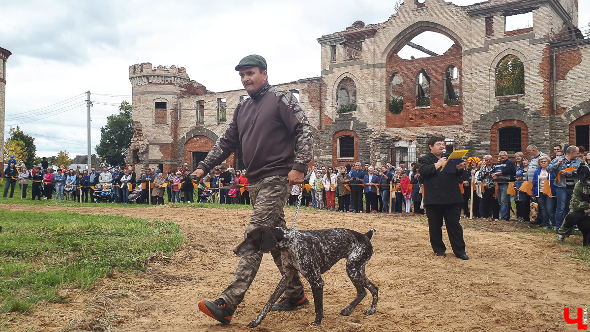 В усадьбе Храповицкого провели первый охотничий фестиваль 14 сентября в имении Храповицкого под Муромцево провели первый охотничий фестиваль. Событие планируют сделать ежегодным