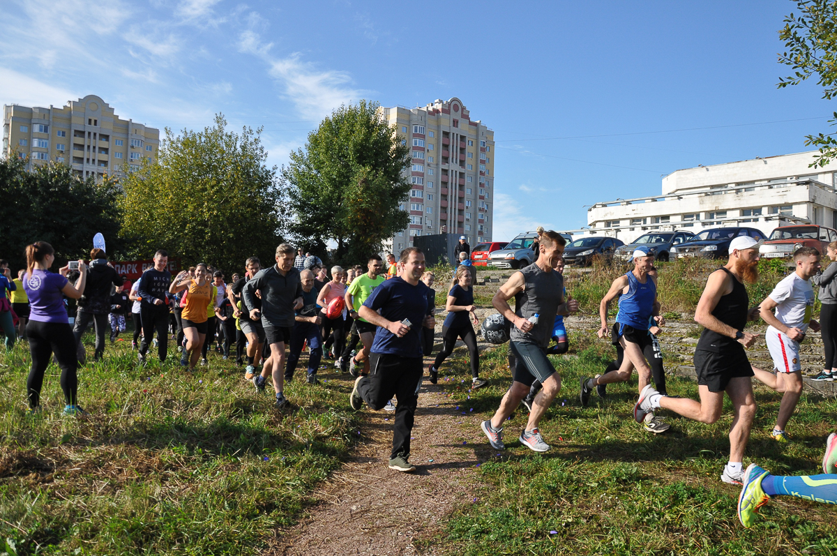В эти выходные состоялось открытие владимирского паркрана. Каждую субботу в 9 утра в Старых садах все желающие, любители или спортсмены могут совершить пробежку на дистанцию 5 км. Важно, что паркран - не соревнование, а просто приятное времяпрепровождение