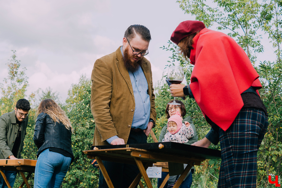 В минувшие выходные в Старых садах у ДТЮ прошел твидовый пикник, который посетило более 100 горожан и туристов. Пришедших ожидали дегустации, мастер-классы, игры, живая музыка и другие развлечения на любой вкус. Одна из главных целей пикника - уберечь зеленую зону от застройки