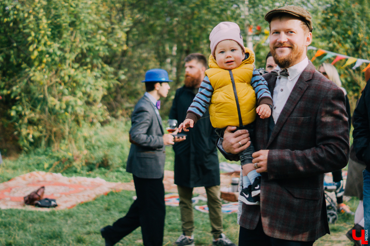 В минувшие выходные в Старых садах у ДТЮ прошел твидовый пикник, который посетило более 100 горожан и туристов. Пришедших ожидали дегустации, мастер-классы, игры, живая музыка и другие развлечения на любой вкус. Одна из главных целей пикника - уберечь зеленую зону от застройки