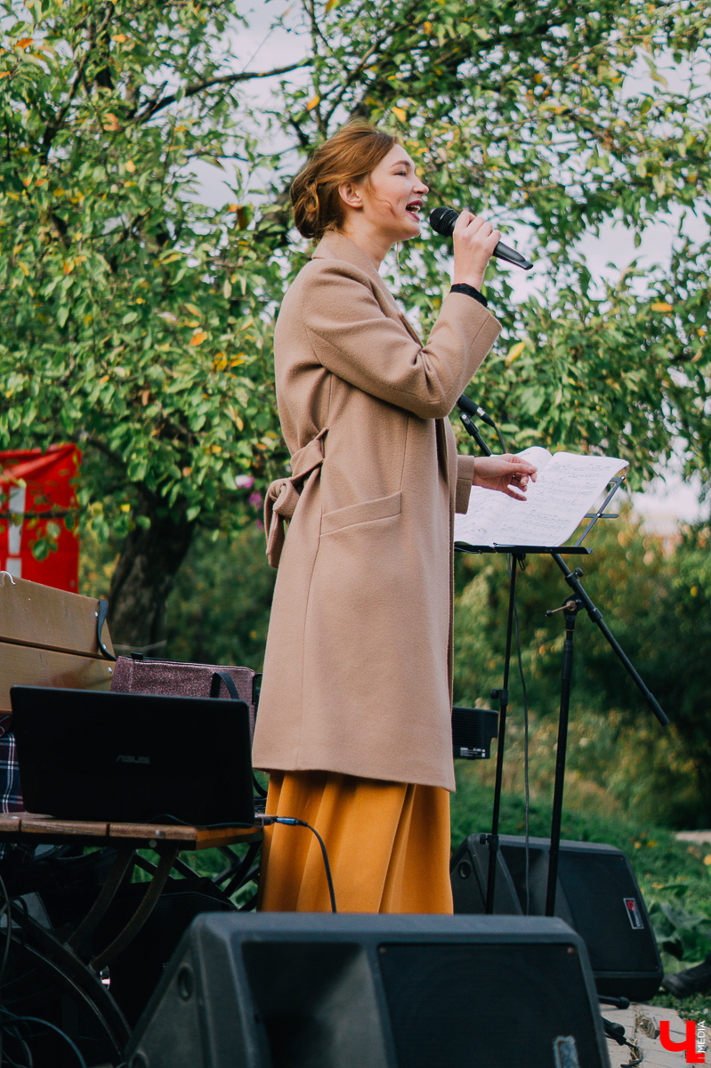 В минувшие выходные в Старых садах у ДТЮ прошел твидовый пикник, который посетило более 100 горожан и туристов. Пришедших ожидали дегустации, мастер-классы, игры, живая музыка и другие развлечения на любой вкус. Одна из главных целей пикника - уберечь зеленую зону от застройки