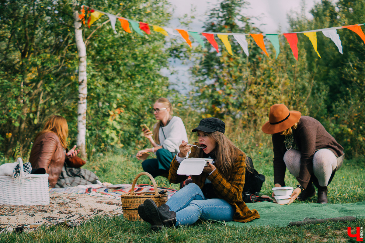 В минувшие выходные в Старых садах у ДТЮ прошел твидовый пикник, который посетило более 100 горожан и туристов. Пришедших ожидали дегустации, мастер-классы, игры, живая музыка и другие развлечения на любой вкус. Одна из главных целей пикника - уберечь зеленую зону от застройки