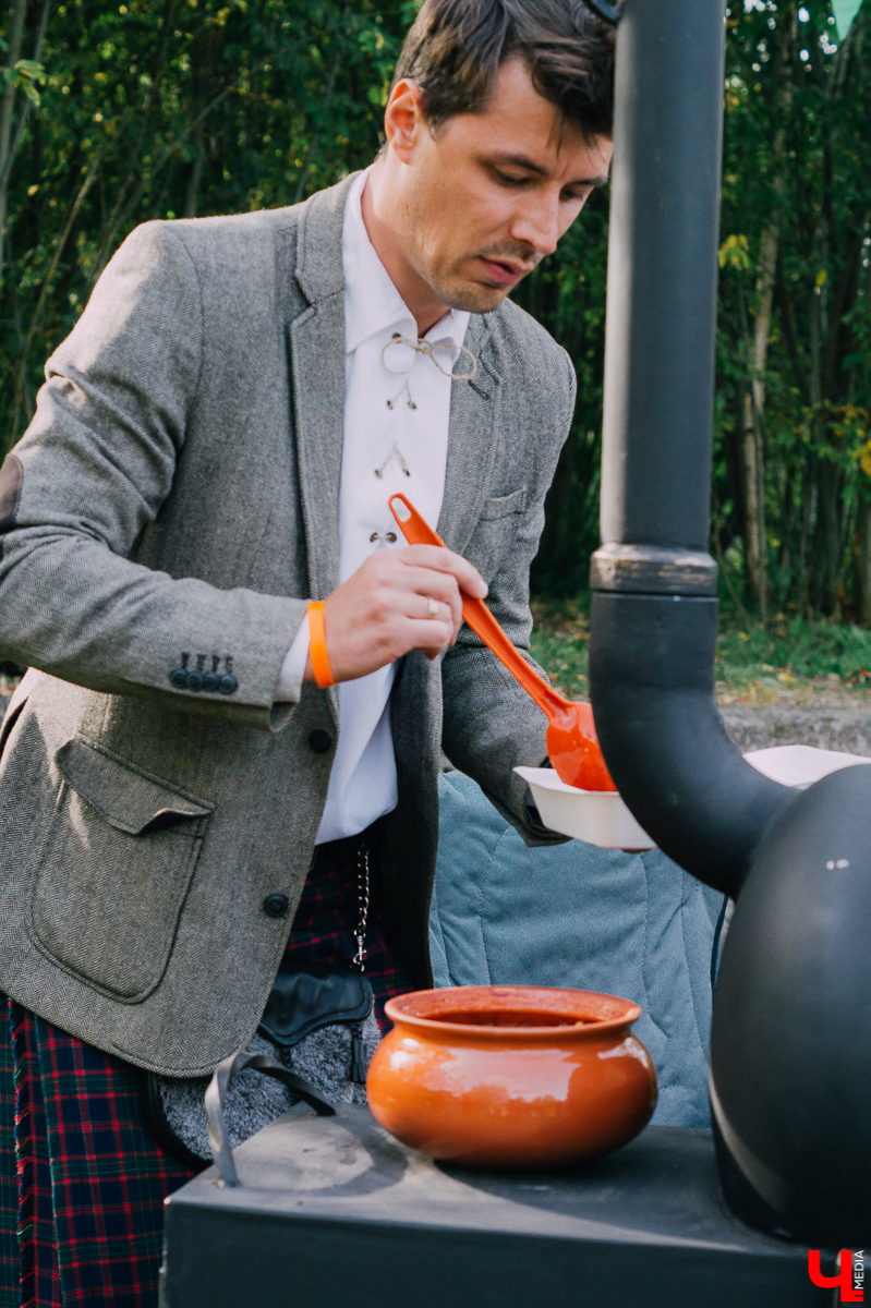 В минувшие выходные в Старых садах у ДТЮ прошел твидовый пикник, который посетило более 100 горожан и туристов. Пришедших ожидали дегустации, мастер-классы, игры, живая музыка и другие развлечения на любой вкус. Одна из главных целей пикника - уберечь зеленую зону от застройки